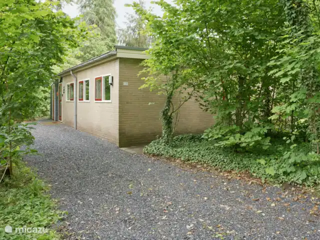 Het inrit van het huisje, waar 2 auto's geparkeerd kunnen worden
